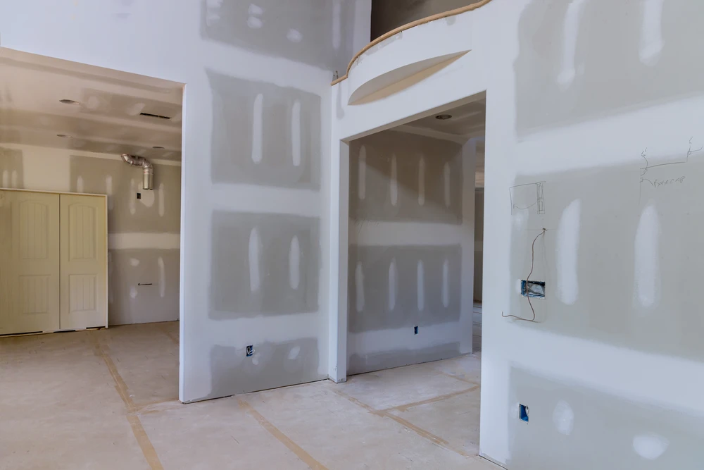 Intérieur de maison en cours de finition avec cloisons sèches non peintes