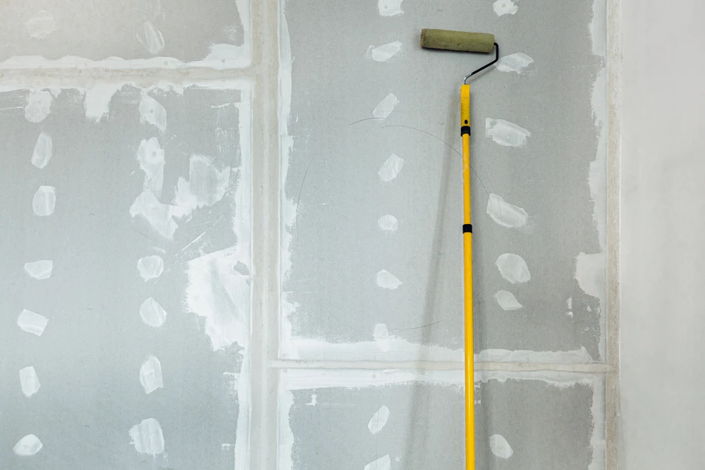 Chantier de rénovation intérieur avec cloisons sèches en cours de finition