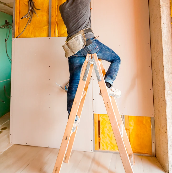 Composé de nivellement des ouvriers du bâtiment avec un couteau putté