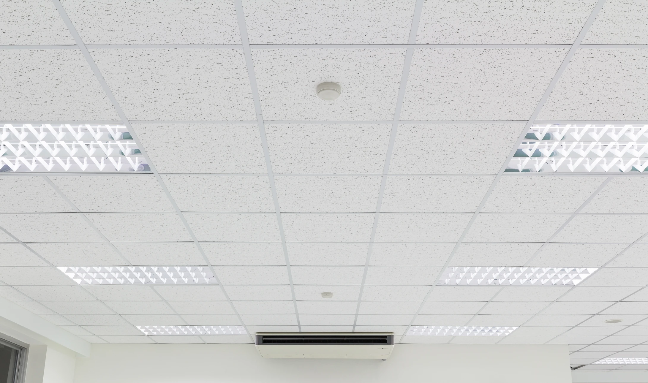 Intérieur résidentiel moderne avec plafond suspendu blanc équipé d'éclairage LED encastré et bandeau lumineux linéaire