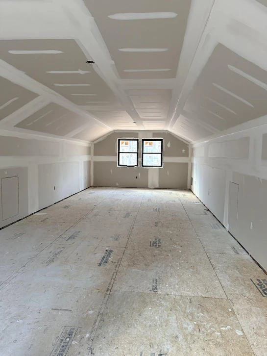 Intérieur moderne avec cloison vitrée à structure métallique noire séparant cuisine et salon