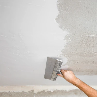 Int&eacute;rieur de b&acirc;timent en cours de r&eacute;novation avec murs en rondins de bois apparent