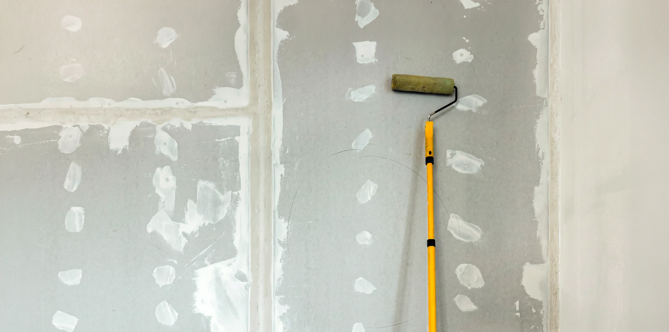 Chantier de rénovation intérieur avec cloisons sèches en cours de finition